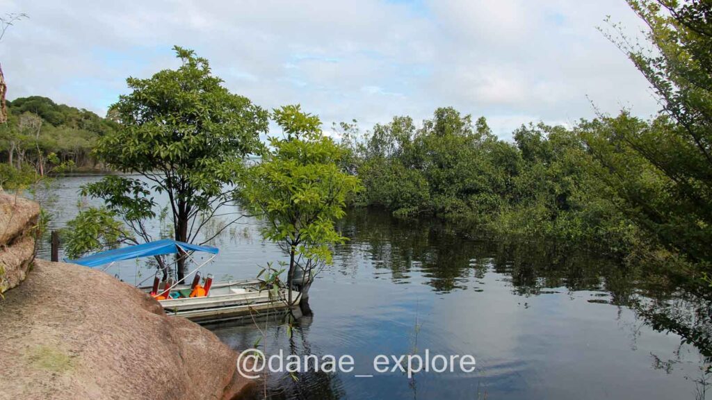 Barco que usamos em nossos passeios pelo Parque Nacional Anavilhanas, ancorado próximo a Pedra do Sanduíche