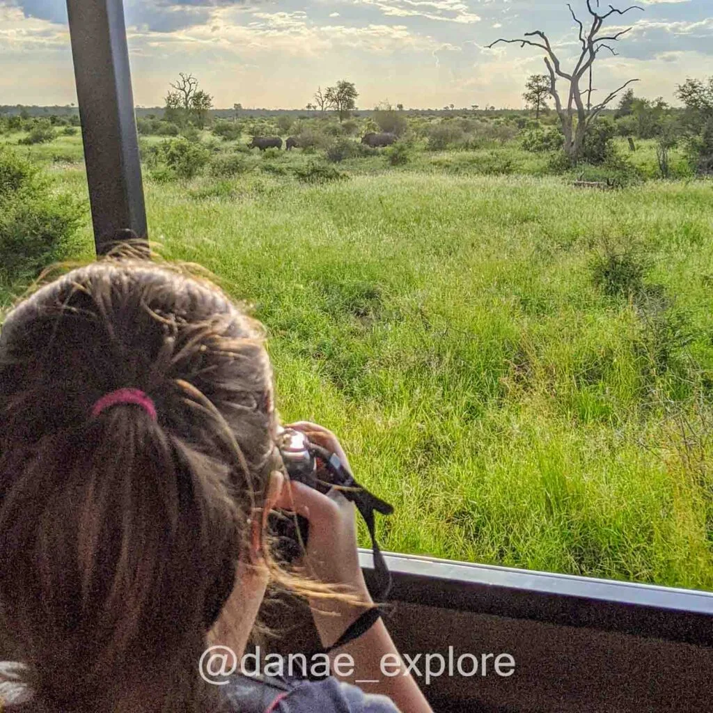 criança fotografando animais selvagens durante safari no Parque Kruger