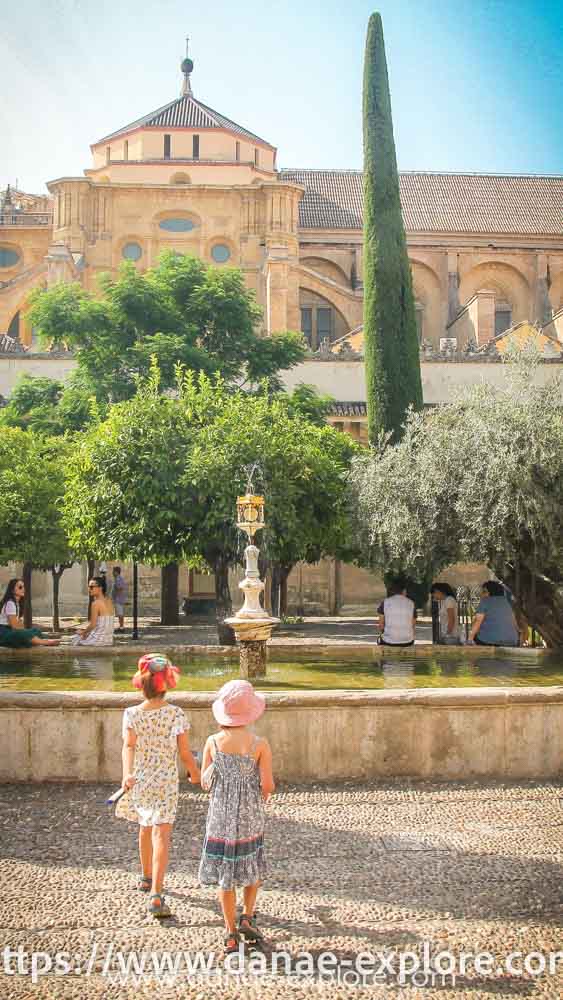 duas crianças no jardim externo à Mesquita de Córdoba, Espanha