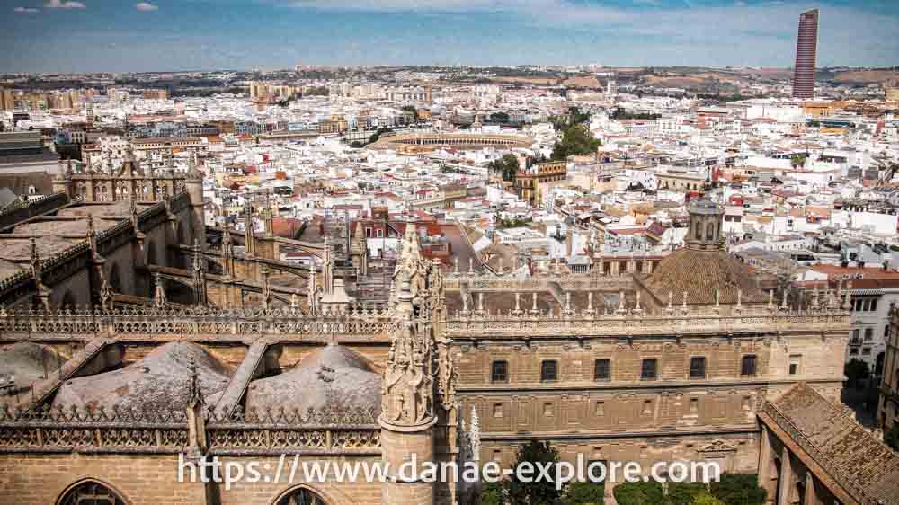 Cidade de Sevilha vista da Torre da Giralda, em dia de céu claro