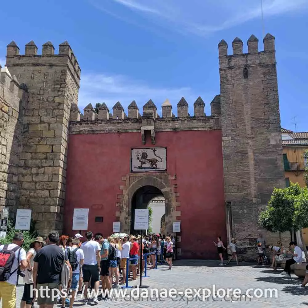 Sevilha, fila de pessoas na entrada do Real Alcazar, em dia de sol e ceu limpo