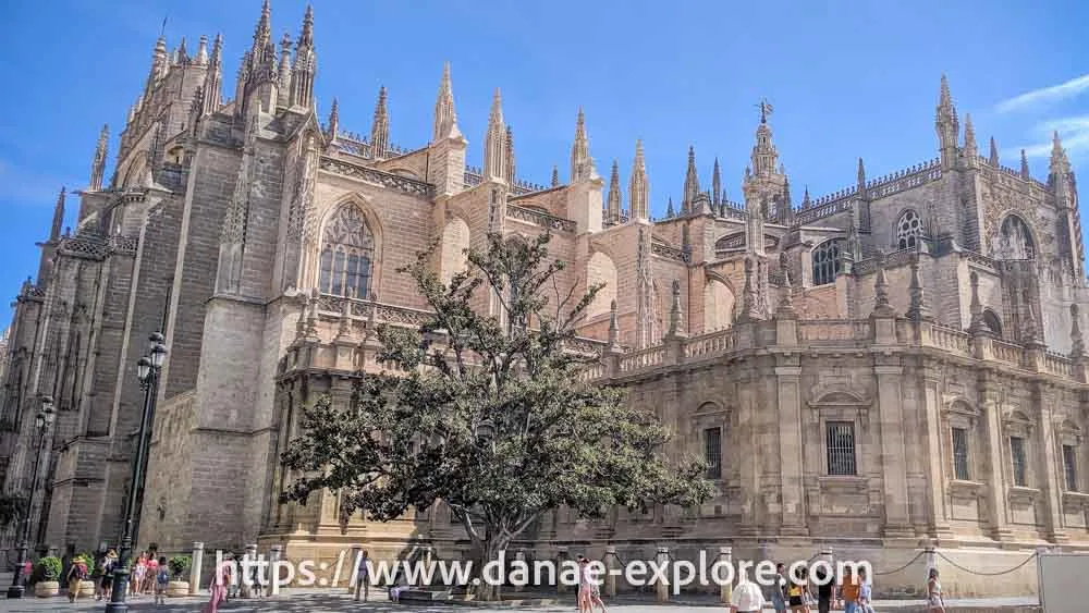 Catedral de Sevilha, vista externa em dia de sol e céu azul, parte de nosso roteiro completo pela Andalucia