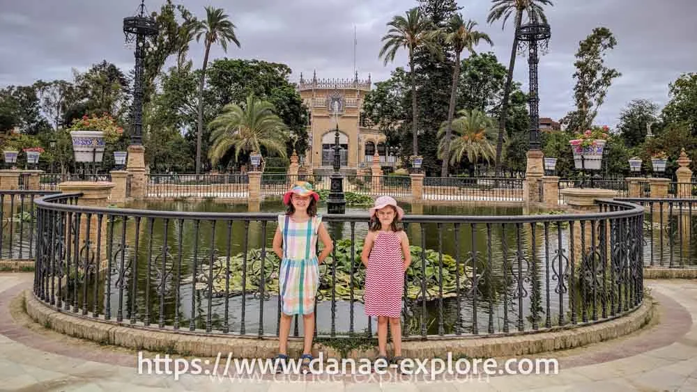 duas meninas, em vestidos de verão, nos jardins do Parque de Maria Luisa, em Sevilha, no sul da Espanha