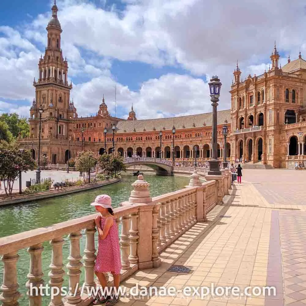 criança observando a paisagem na Plaza de España, em Sevilha, a última parte de nosso roteiro de dez dias pelo sul da Espanha