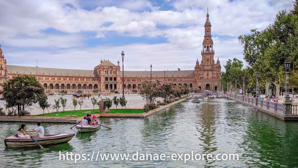 Dois barcos a remo em canal na Praça de Espanha, em Sevilha, última parte de nosso itinerário de dez dias pela Andalucia, no sul da Espanha