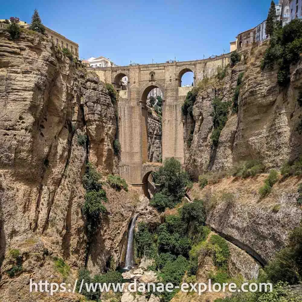 Ronda, Ponte Nova, vista por baixo, em dia de sol e céu azul