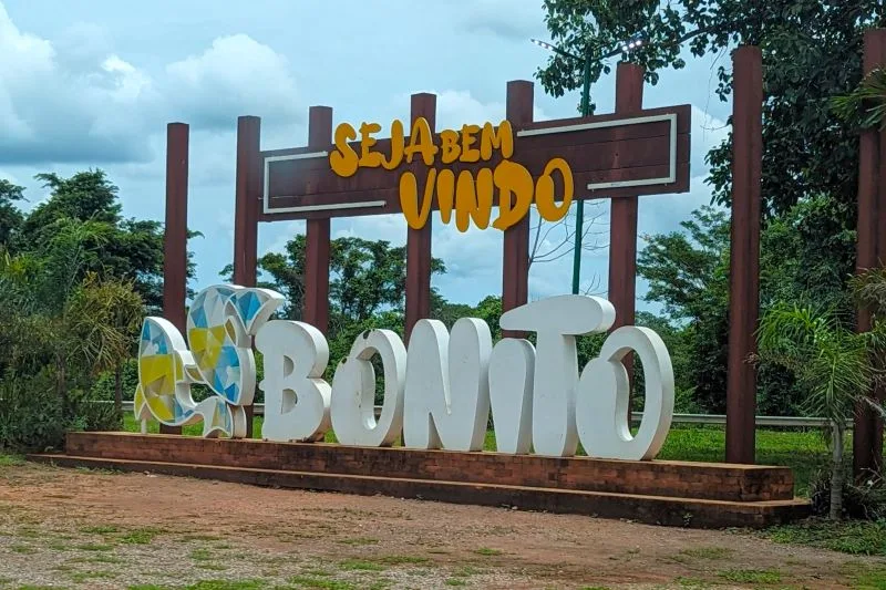 Sign at the entrance to the city of Bonito, which reads: "Welcome, Bonito"