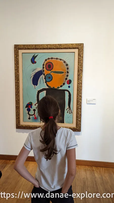garota observando quadro de Miró, Museo Botero