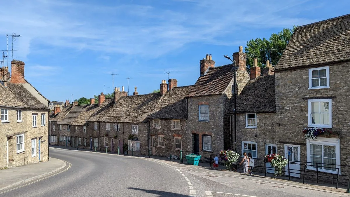 Quiet street with stone houses in a charming English village, typical of small towns in Europe with a historic and welcoming atmosphere.
