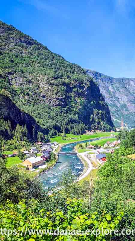 Rio azul por meio de montanhas verdes, Flam, Noruega