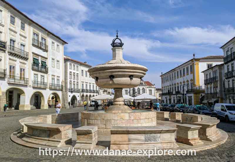 Praça do Giraldo, Évora, Portugal.