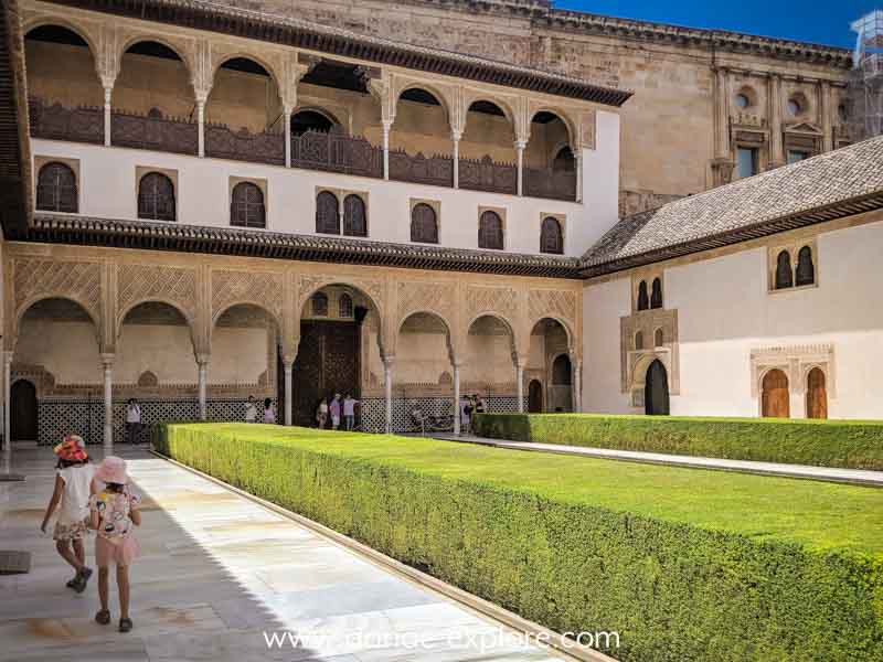 duas crianças andando pela Alhambra, Granada