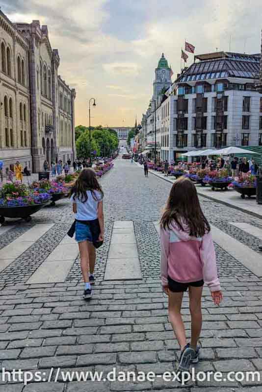 Duas meninas andando em Oslo, num fim de tarde de verão