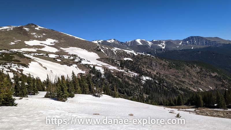 Paisagem com montanhas nevadas, e neve no solo, ao longo Trail Ridge Road, Rocky Mountain National Park, Colorado, USA