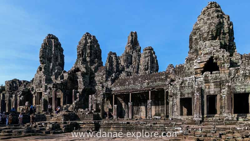 Templo Bayon, Complexo Angkor, Siem Reap, Camboja, em dia de sol com céu azul