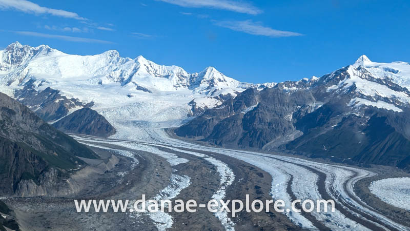 Vista área de picos nevados e do Glaciar Kennicott, no Wrangell St-Elias National Park