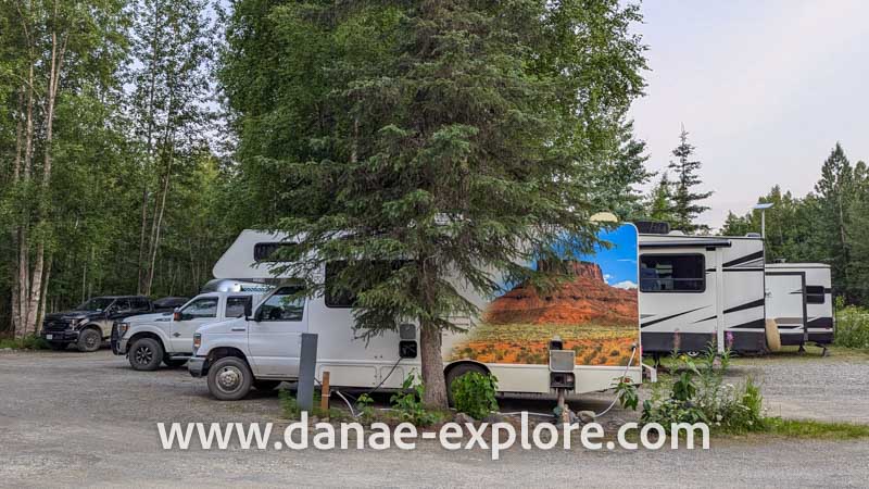 motorhome estacionado, entre árvores, em camping nos Estados Unidos