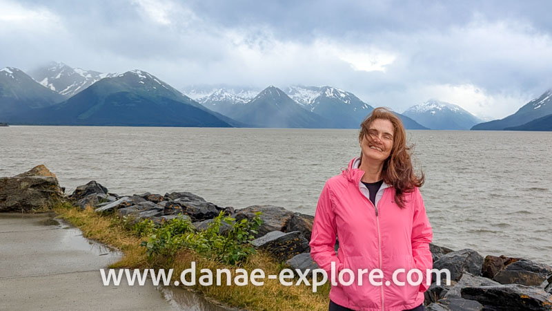 moça em blusa pink, em dia nublado com vento, as margens do Turnagain Arm, Seward Highway, próximo a Anchorage, partte de nossa roadtrip de duas semanas pelo Alasca de motorhome