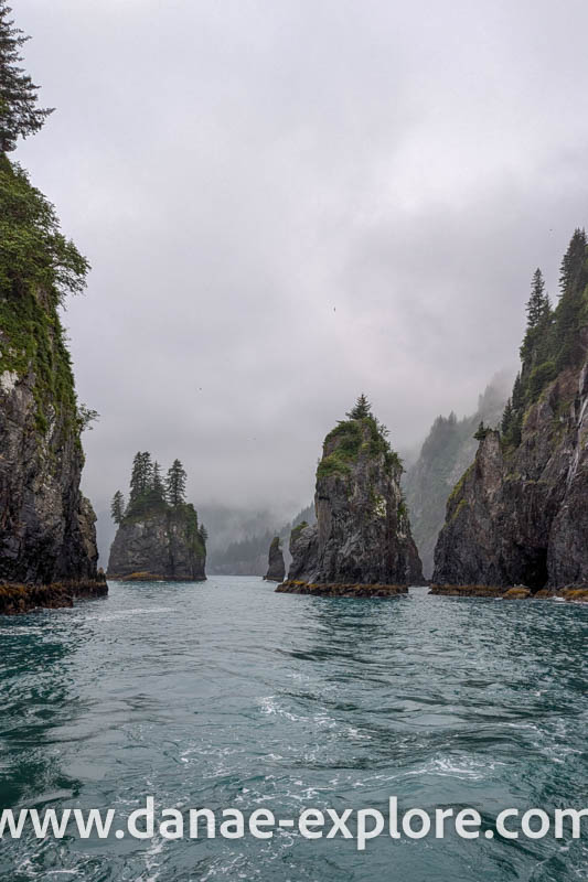 formações rochosas avistadas em passeio de barco no Parque Nacional Kenai Fjords, Seward, Alasca