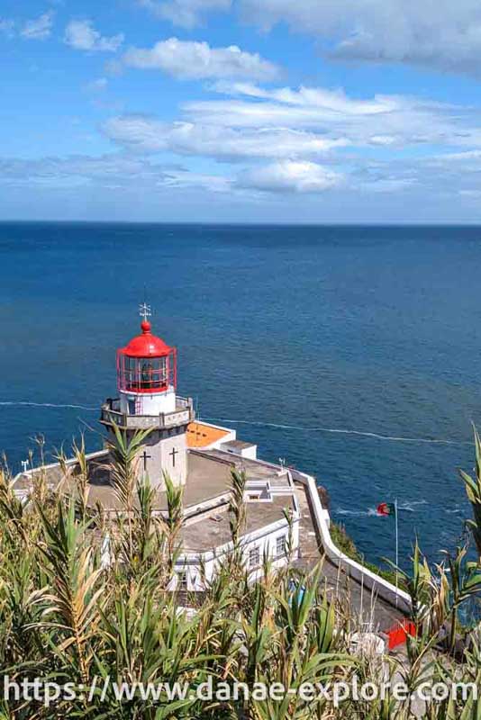 Farol da Ponta do Arnel, com mar ao fundo e ceu com algumas nuvens. Ilha de São Miguel, Açores, Portugal