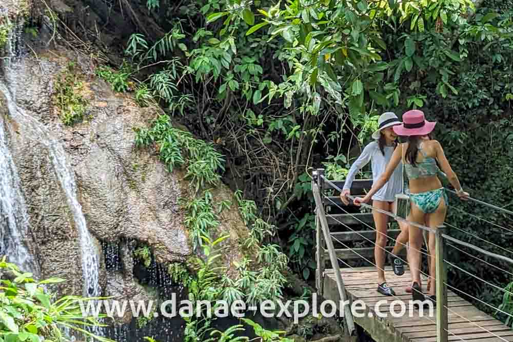 duas crianças em passarela próxima à cachoeira em Bonito, no Mato Grosso do Sul