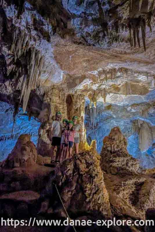 Gruta São Miguel - se podem ver formações rochosas: estalactites, estalagmites, colunas, etc