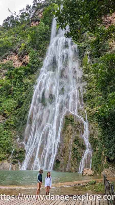 Cachoeira Boca da Onça, queda de 156 metros, a maior do Mato Grosso do Sul. Duas crianças a frente do poço da cachoeira