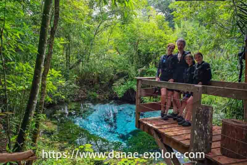 Família em deck de madeira, no passeio de flutuação no Rio Sucuri, em Bonito, Mato Grosso do Sul