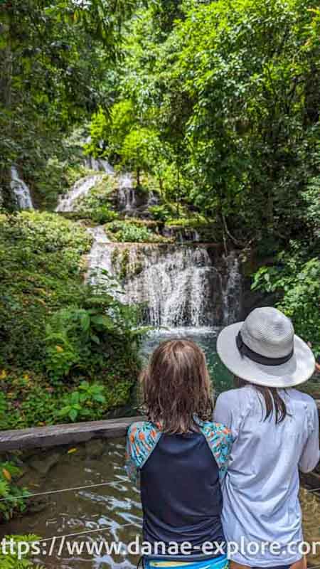 Duas crianças observando cachoeira em Bonito, Boca da Onça. Uma delas usa chapeu branco