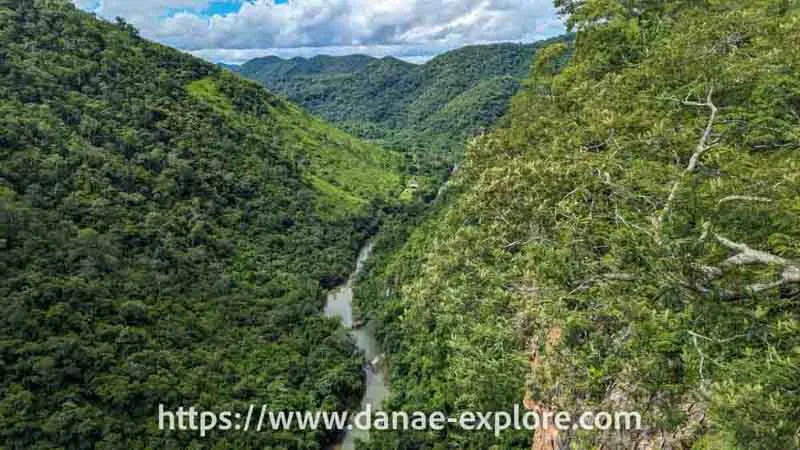 View at the end of the Adventura Boca da Onça trail, valley with river in the background
