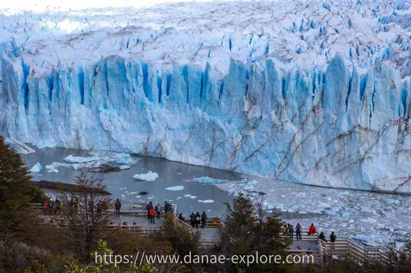 Glaciar Perito Moreno, El Calafate, Argentina. É possível ver pessoas nas passarelas em primeiro plano