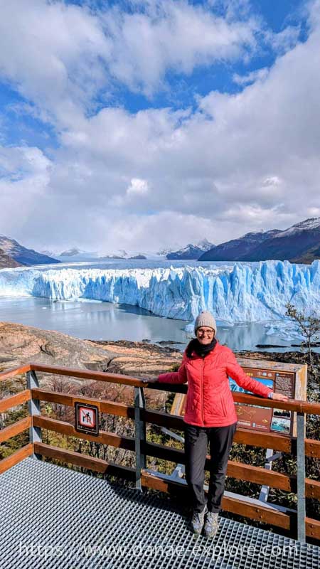 Moça em blusa vermelha e calça preta nas passarelas com o Glciar Perito Moreno ao fundo - Circuito vermelho, El Calafate, Argentina