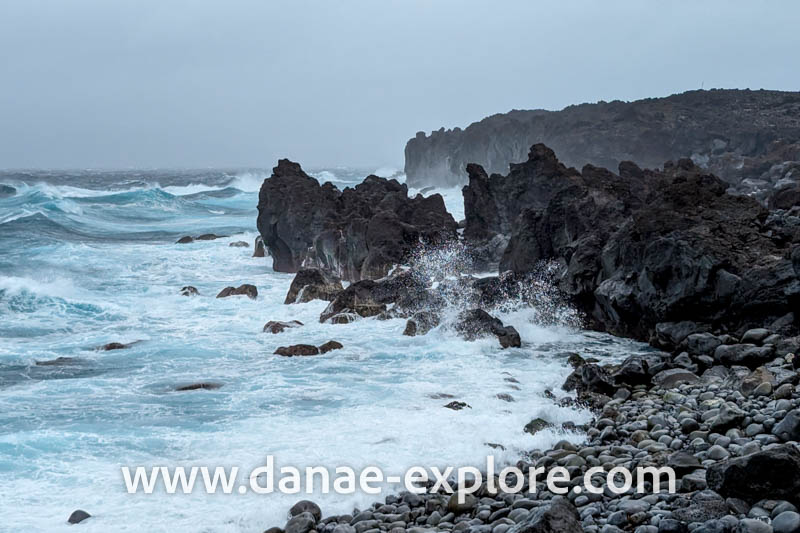 Ondas fortes batendo em rocha na costa da Ilha do Pico, Açores, Portugal, em dia nublado de mar revolto.