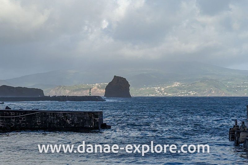 Ilha Faial, vista entre nuvens a partir do terminal marítimo da Ilha do Pico, Açores