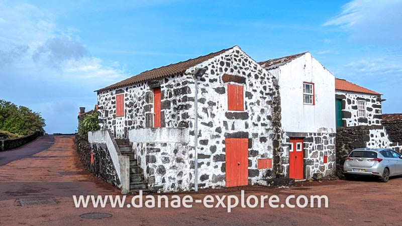 Sobrado em construção tradicional, com rocha vulcânica, na Ilha do Pico, Açores, Portugal