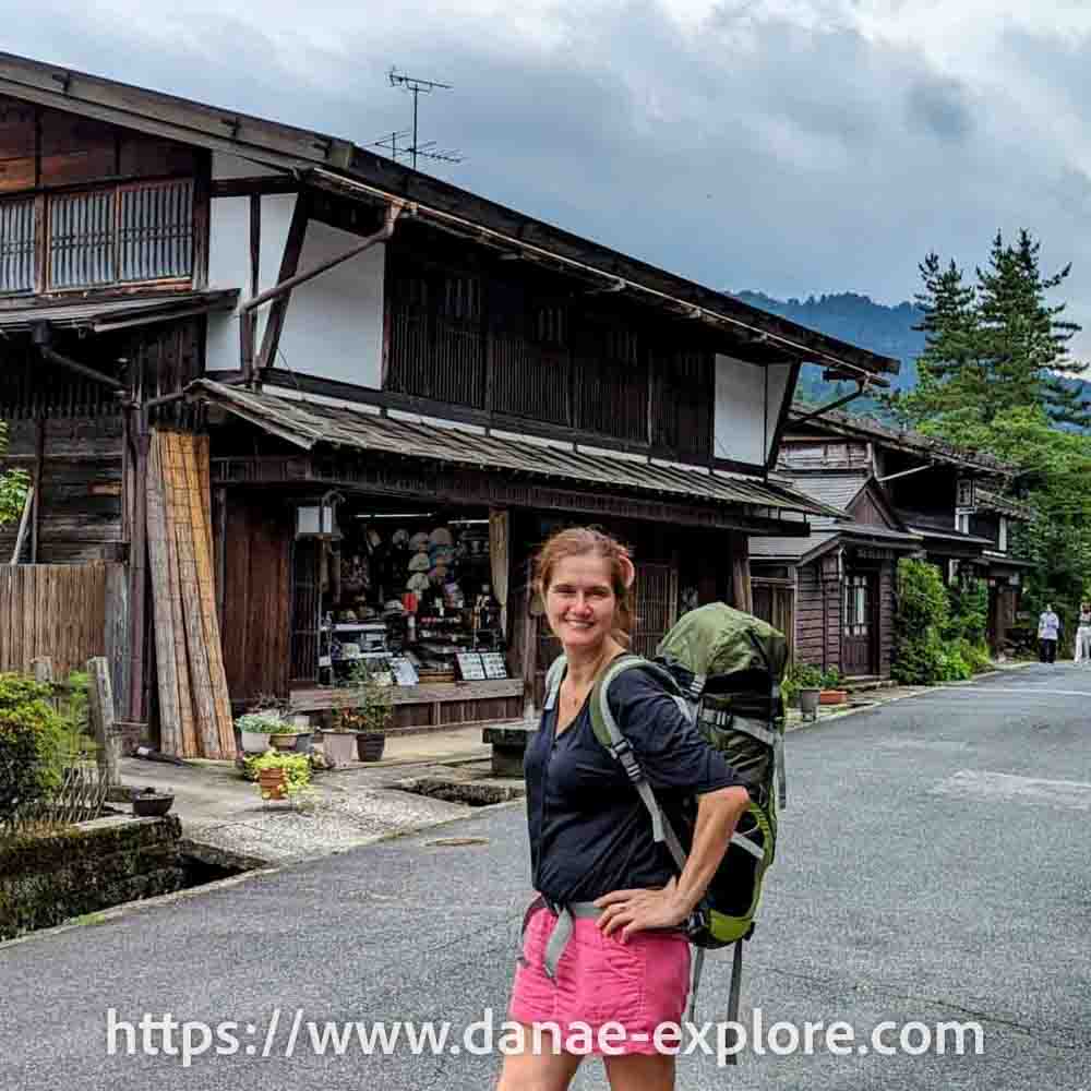 Moça em shorts rosa e blusa preta em cidade histórica japonesa, Tsumago, Japão, parte de nosso roteiro de 4 semanas pelo Japão - www.danae-explore.com