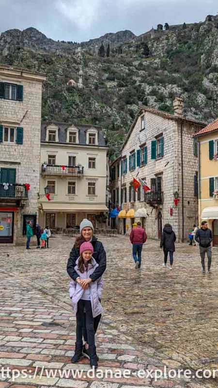 Kotor Old Town, mãe e filha em dia de inverno posam para a câmera, parte de nosso roteiro de vinte dias pelos Balcans