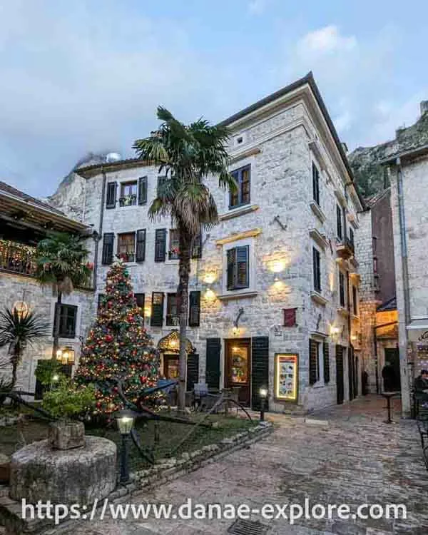 Kotor Old Town, prédios baixos em rua de paralelepípedos, iluminada ao fim da tarde