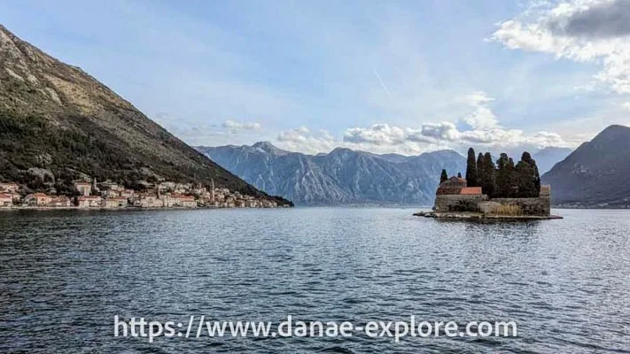 Vista da Baía de Kotor com ilha e montanhas ao fundo, parada obrigatória em qualquer roteiro em Kotor, Montenegro.