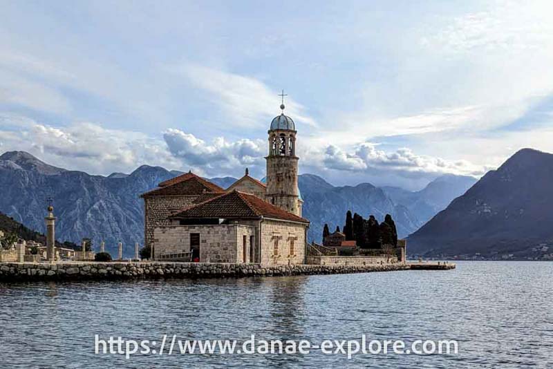 Ilha Nossa Senhora das Rochas e igreja, Baia de Kotot