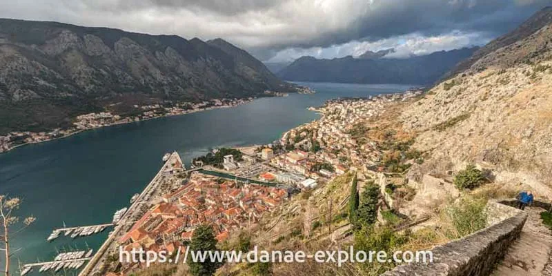 Cidade de Kotor vista do alto da Fortaleza de Kotor. É possível avistar a baia e montanhas ao redor