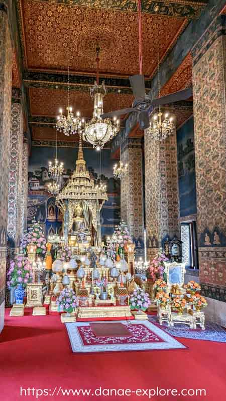 interior de templo budista em Luang Prabang, Laos