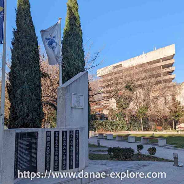 Mostar, predio do antigo Banco Lkjuljanska, e memorial aos peacemakers espanhóis, memorias de um triste passado