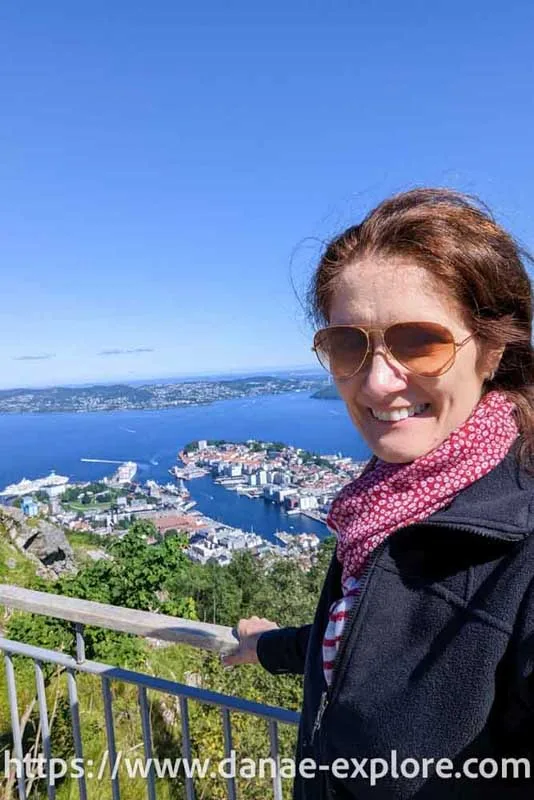 Bergen, vista do funicular. Moça branca, com óculos de sol, lenço vermelho e blusa preta olhando para câmera