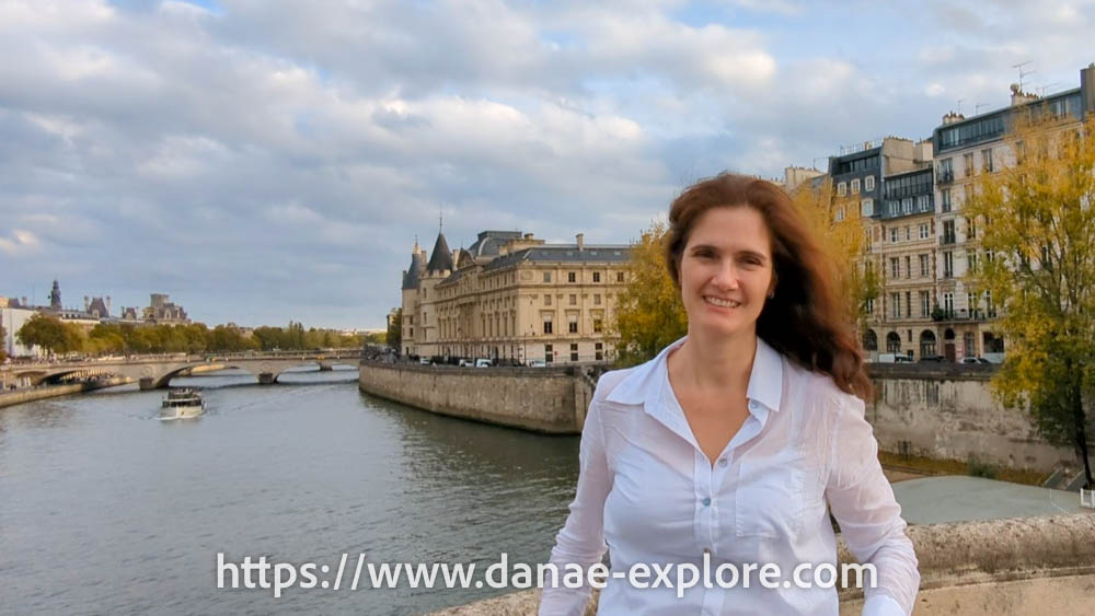 Danae em Paris, na Pont Neuf, com a Conciergerie ao fundo, em uma tarde de outono nublada