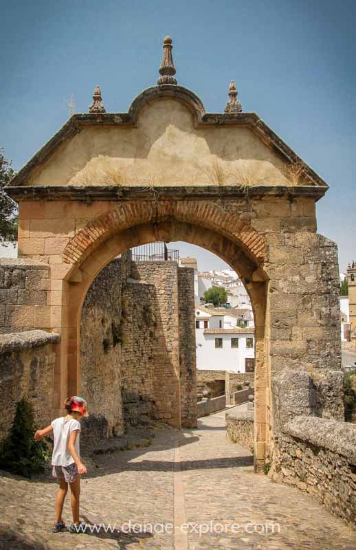 criança andando próxima ao Arco de Felipe V, Ronda, Espanha, Pueblos Brancos de Andalucia