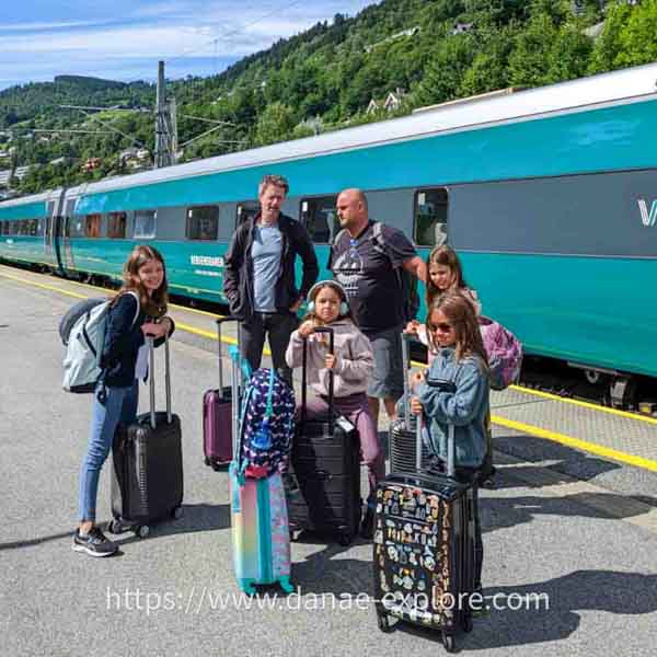 Nosso grupo com todas as malas viajando pela Noruega de trem