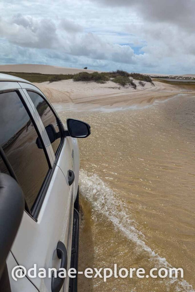 foto tirada a bordo de carro 4x4 em passeio pelos Lençóis Maranhenses, quando o carro passava por lagoa rasa