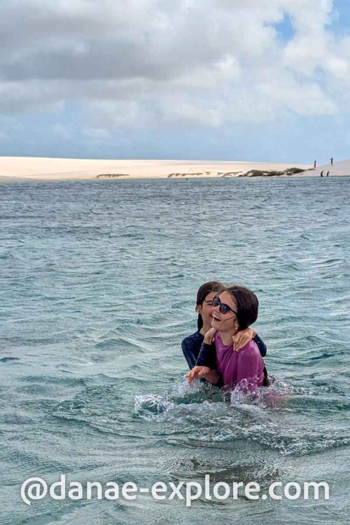 crianças se divertindo nas lagoas de Lençóis Maranhenses, em dia com nuvens