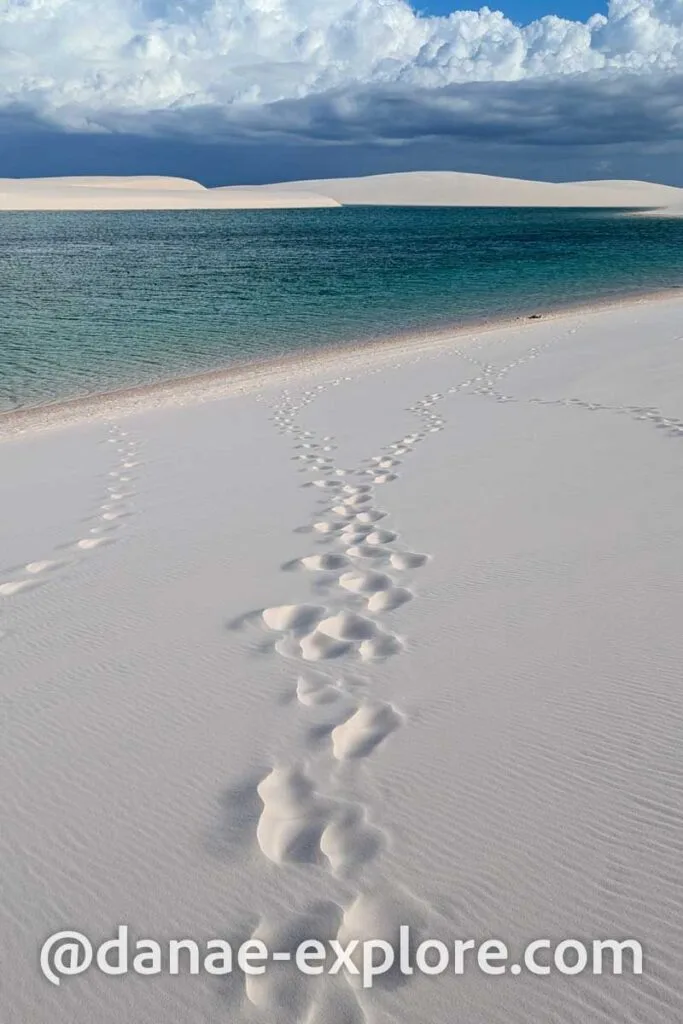 pegadas na areia rumo à lagoa em Lençóis Maranhenses